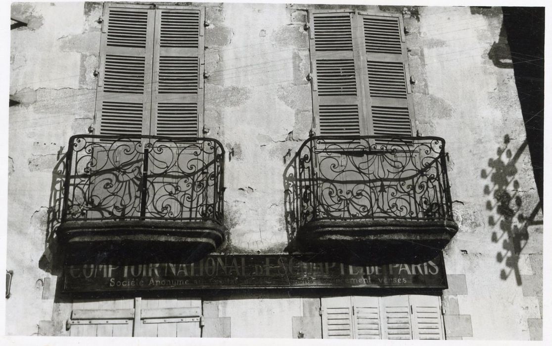 façade sur rue, détail des garde-corps