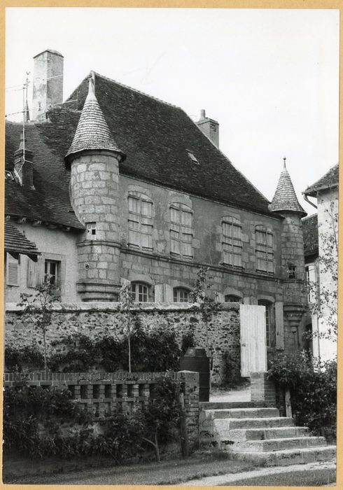 façade sur rue, vue partielle
