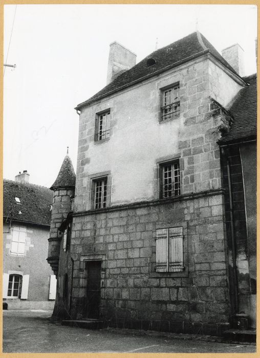 façade latérale sur la rue de la Cure