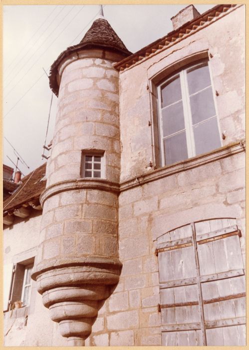 façade sur rue, détail d’une tourelle d’angle