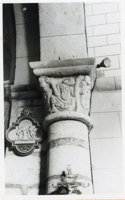 arc triomphal, détail d’un chapiteau sculpté
