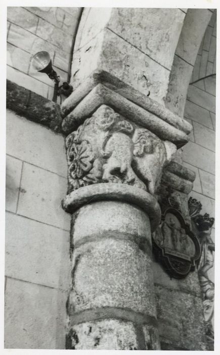 arc triomphal, détail d’un chapiteau sculpté