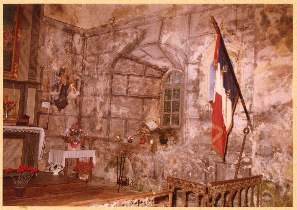 choeur, mur sud, peinture monumentale d’un faux appareillage