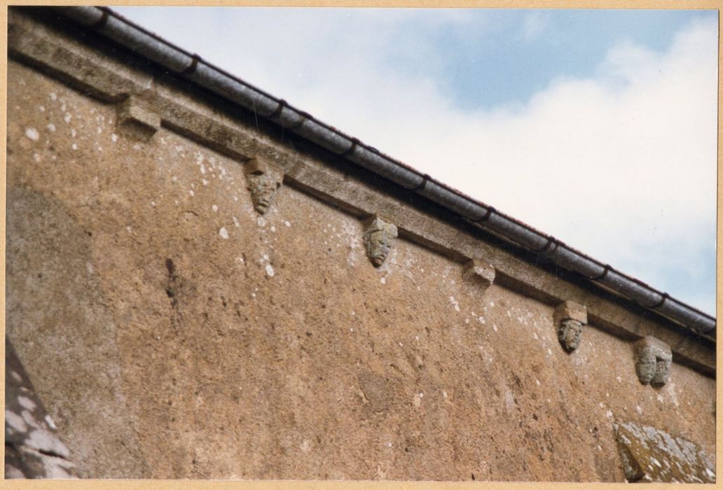 façade latérale sud, modillons sculptés