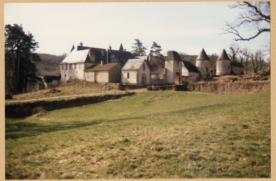 vue générale des bâtiments dans leur environnement depuis le Nord