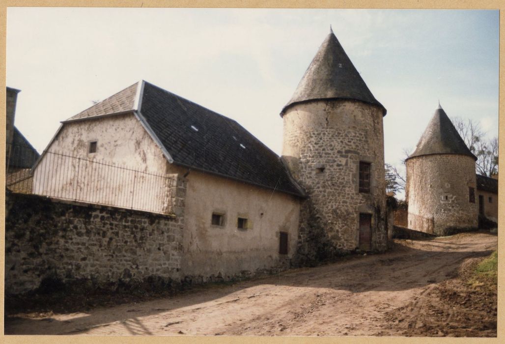 tours d’enceinte le long du chemin d’accès