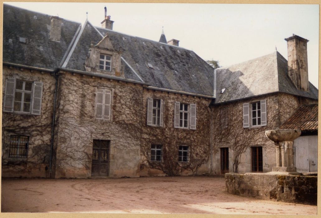 façades nord-ouest et nord-est sur la cour d’honneur