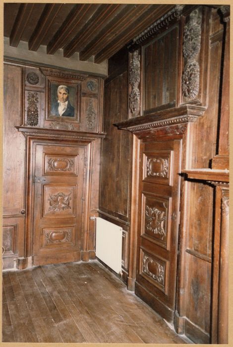 rez-de-chaussée, salle à manger, lambris de revêtement, vue partielle
