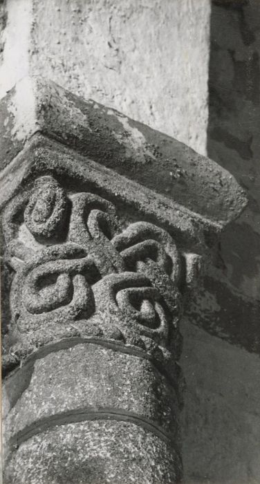 nef, détail d’un chapiteau sculpté