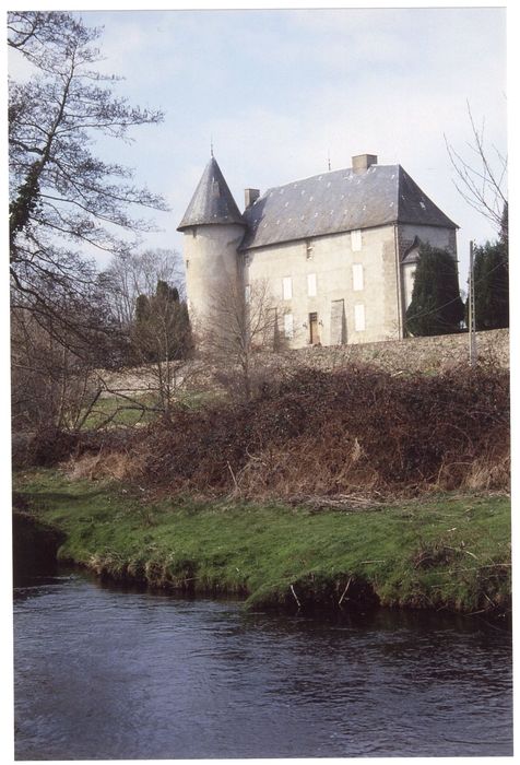 vue générale du château dans son environnement depuis le Sud-Est