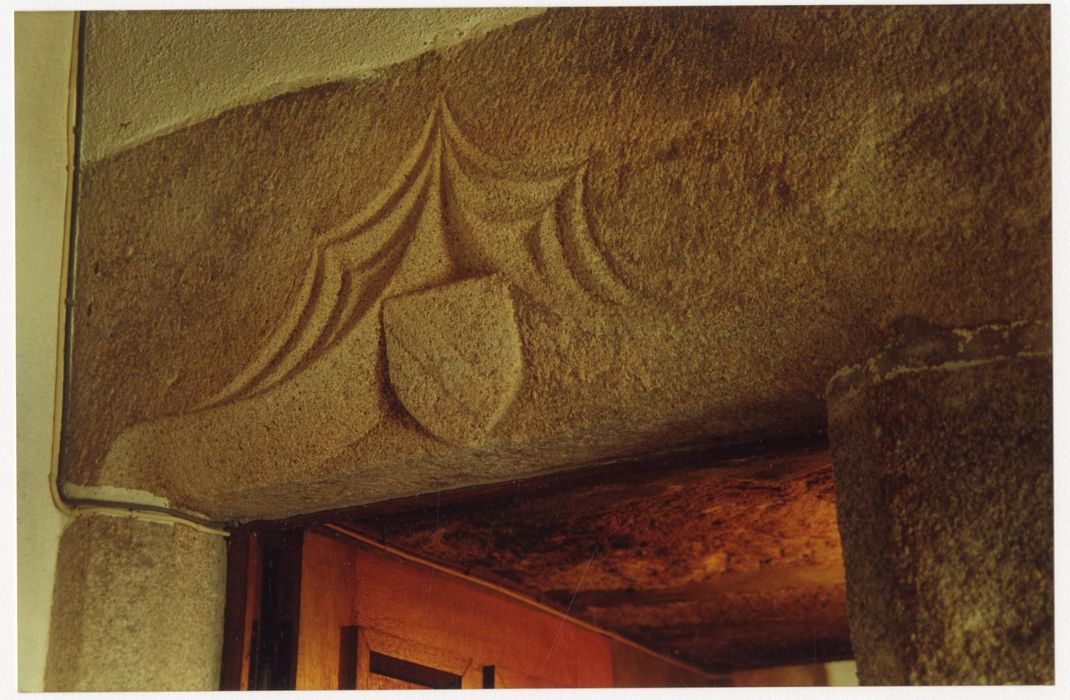 aile sud, rez-de-chaussée, détail d’un linteau de porte armorié