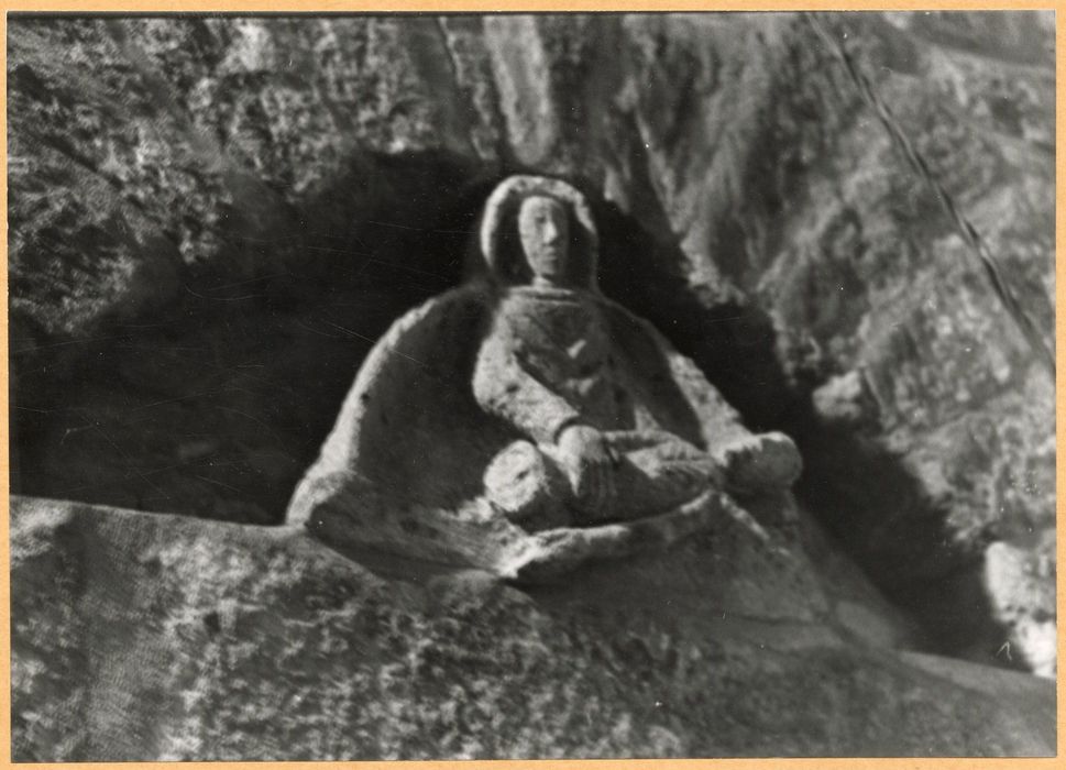 relief : Vierge de pitié