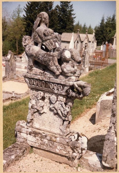 détail d’une stèle