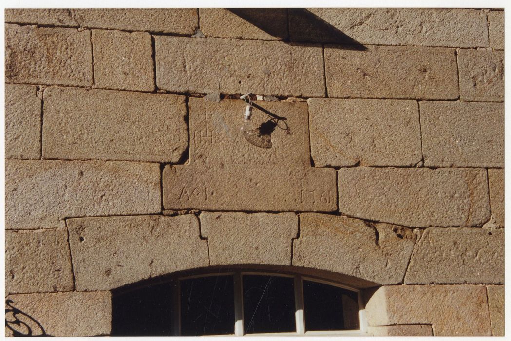 façade sud-est, détail du millésime