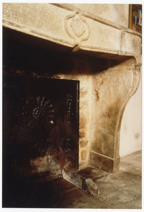 rez-de-chaussée, salle sud-ouest, cheminée, vue partielle