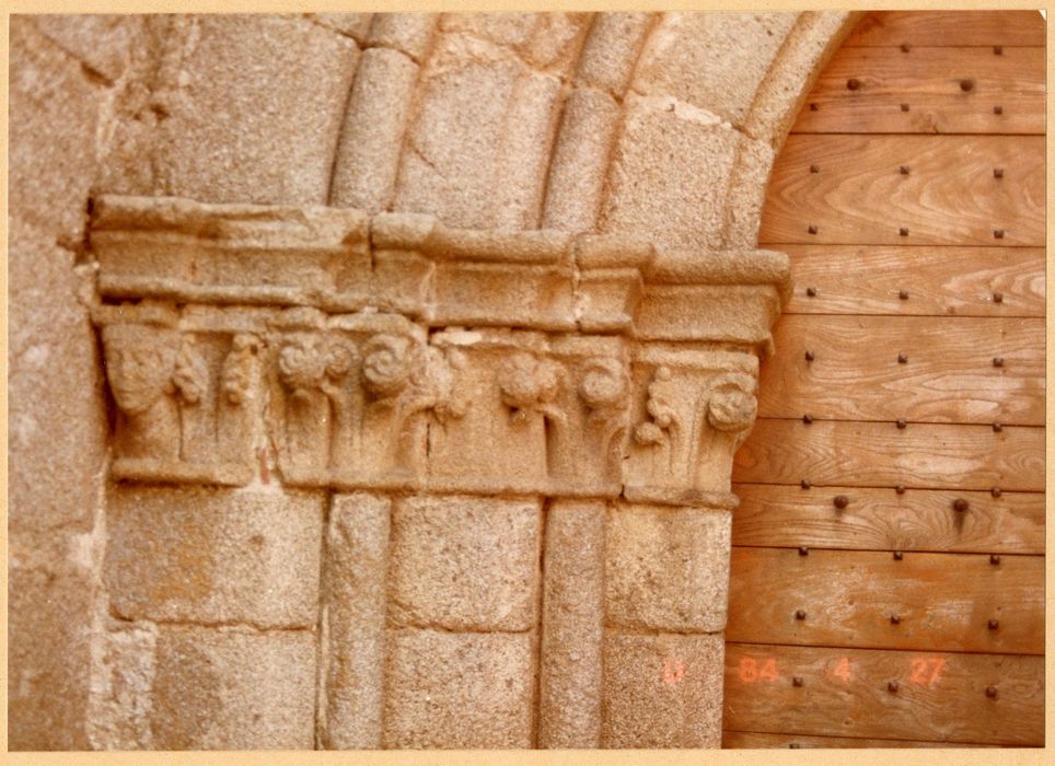 portail d’accès ouest, détail des chapiteaux sculptés