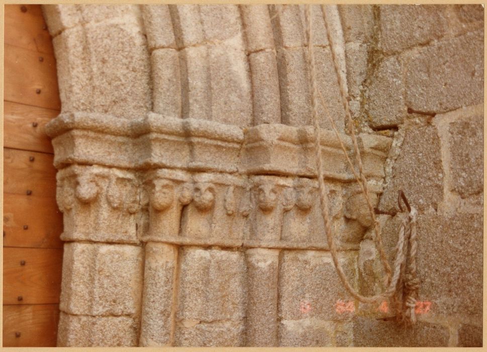 portail d’accès ouest, détail des chapiteaux sculptés