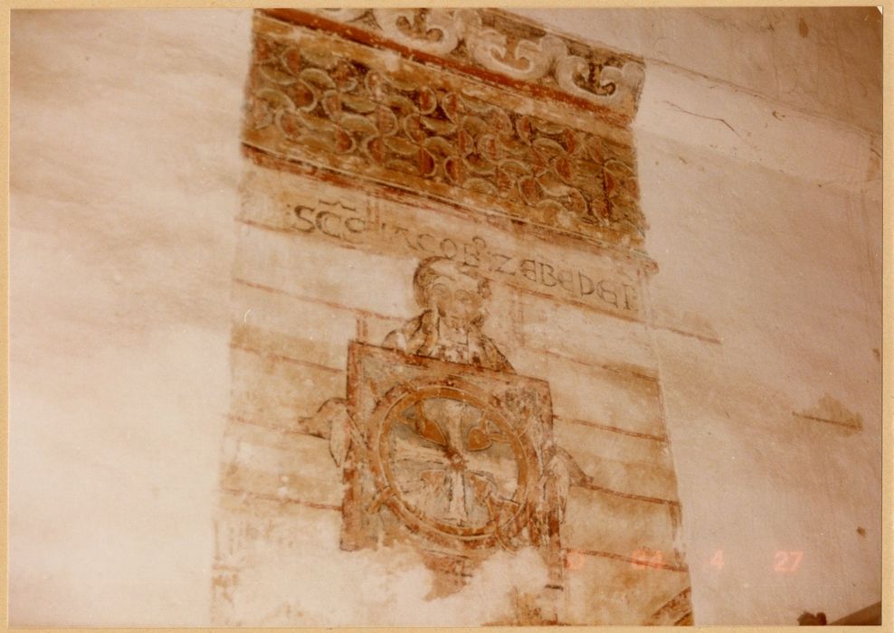 peinture monumentale, détail d’une croix de consécration