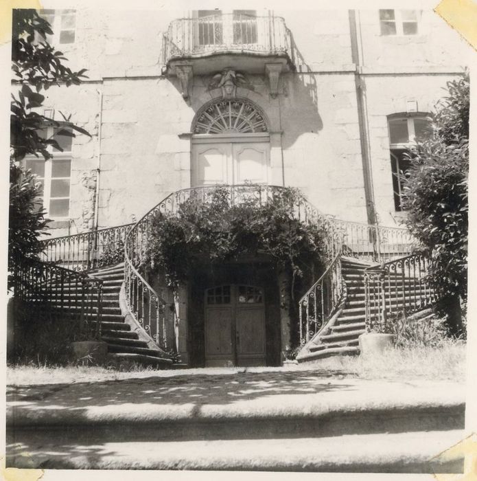 façade sud, escalier d’accès à la porte d’entrée