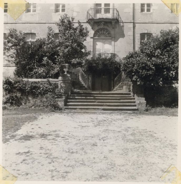 façade sud, escalier d’accès à la porte d’entrée