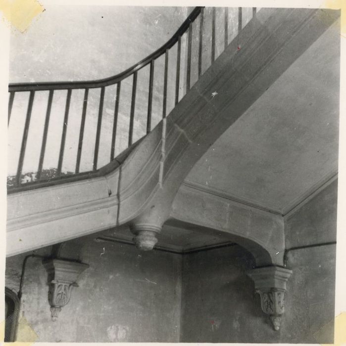 rez-de-chaussée, vestibule d’entrée, vue partielle de l’escalier monumental