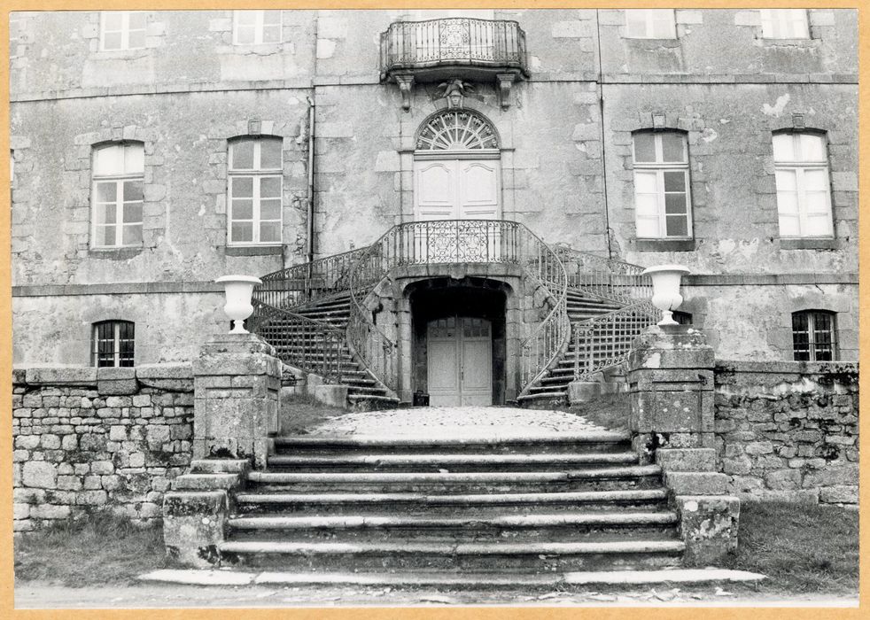façade sud, escalier d’accès à la porte d’entrée