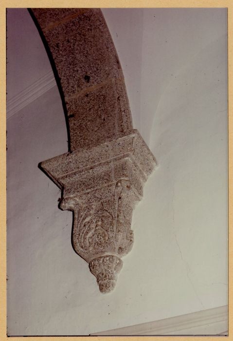 rez-de-chaussée, vestibule d’entrée, escalier monumental, détail d’un culot