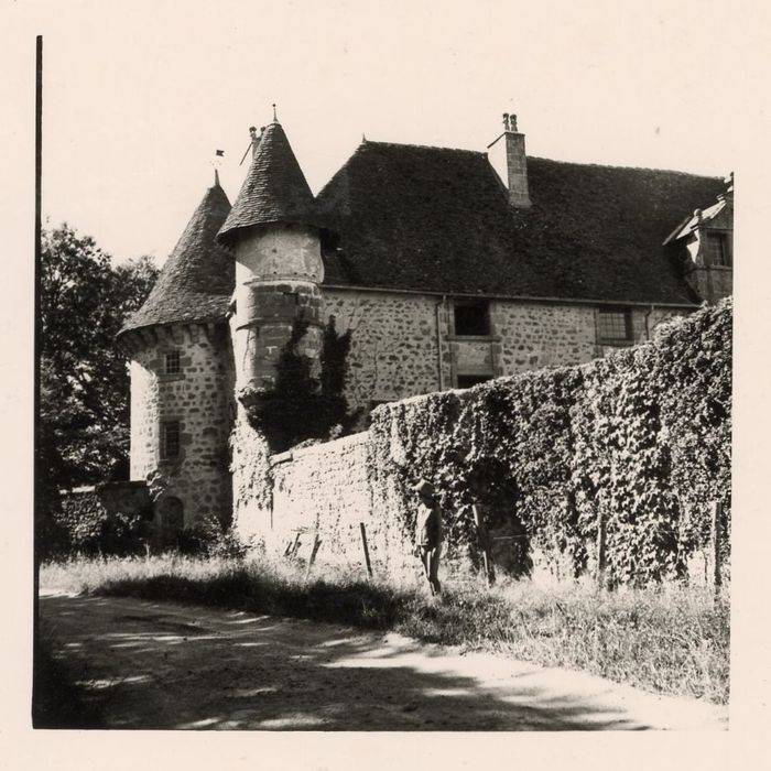 vue partielle de la façade est depuis la route d’accès sud