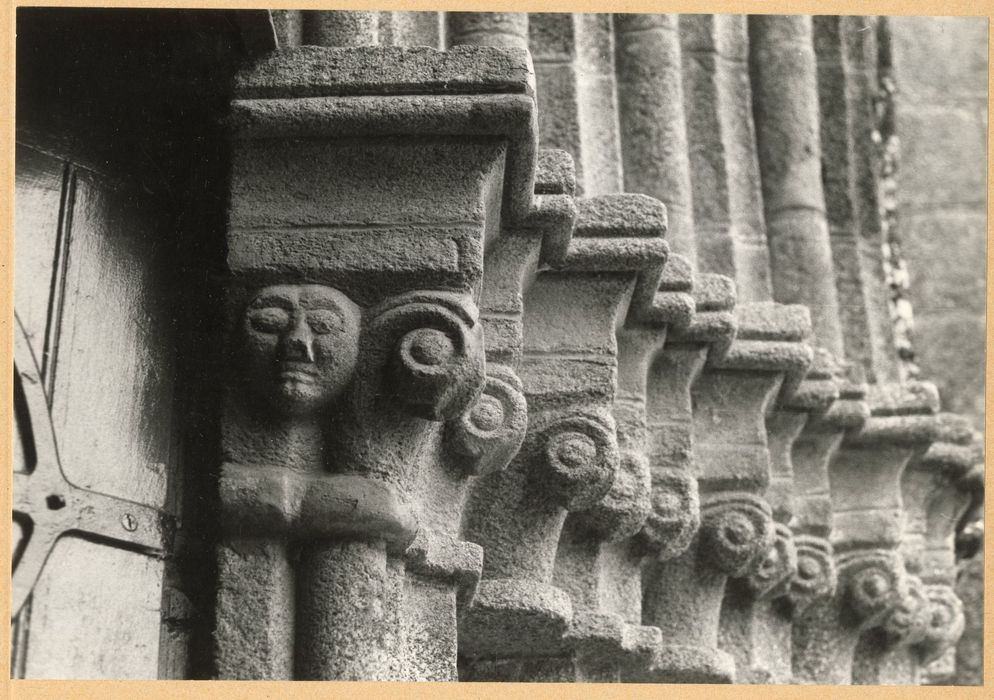 portail d’accès ouest, détail des chapiteaux sculptés