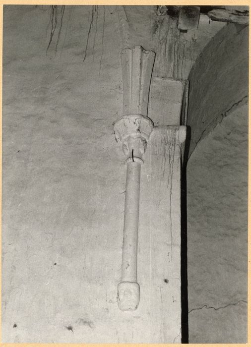 chapelle nord, détail d’une colonnette et de son chapiteau