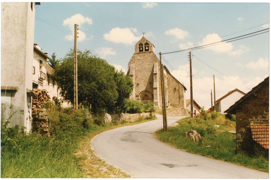 vue partielle de l’église dans son environnement depuis l’Ouest
