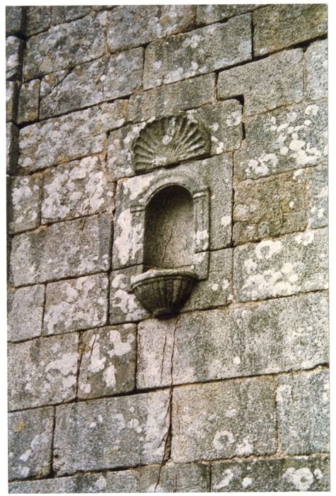 façade ouest, détail de la niche sur la chapelle latérale nord