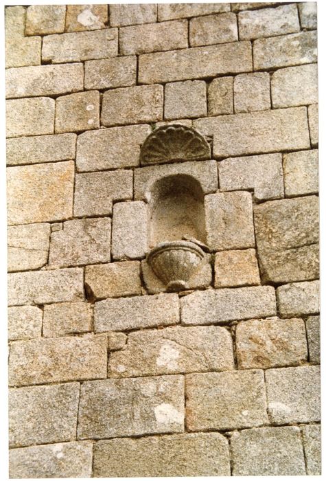 façade ouest, détail de la niche sur la chapelle latérale sud