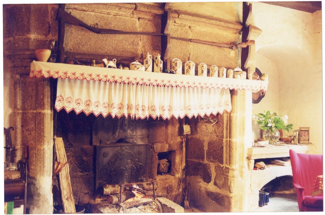 bâtiment sud, rez-de-chaussée, cheminée monumentale de la cuisine
