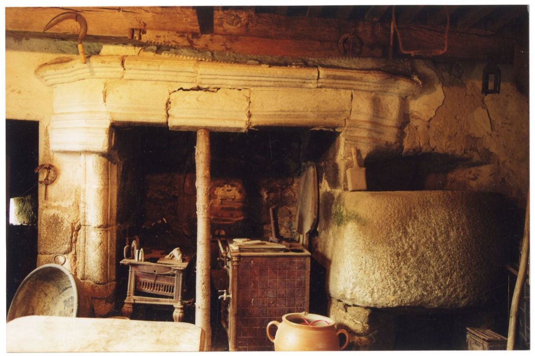 bâtiment nord, rez-de-chaussée, ancienne cuisine, cheminée monumentale