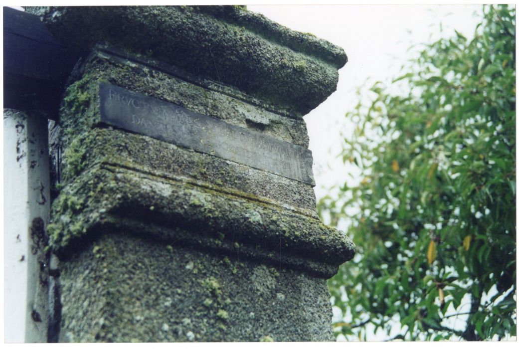 portail d’accès au verger, détail d’une inscription latine