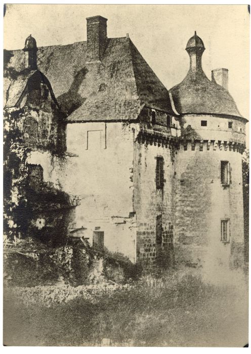 vue partielle du château, angle des façades nord-ouest et sud-ouest de l’aile est