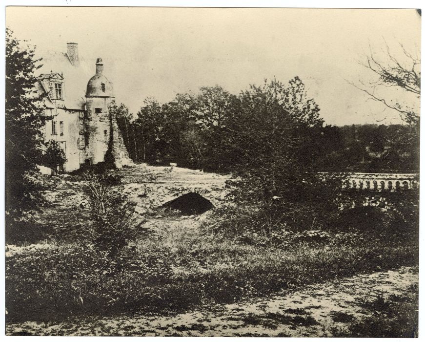 vue partielle du château dans son environnement depuis l’Ouest