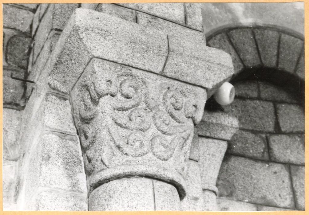arc triomphal, détail d’un chapiteau sculpté