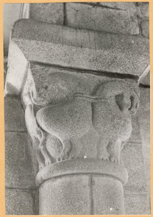 arc triomphal, détail d’un chapiteau sculpté