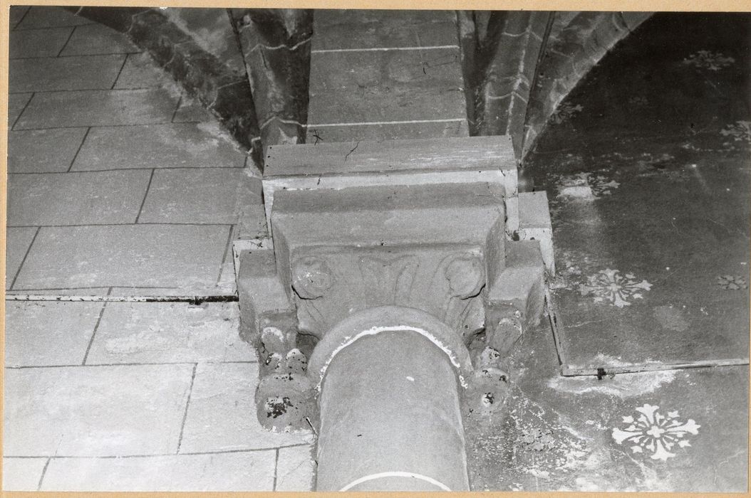 nef, détail d’un chapiteau sculpté