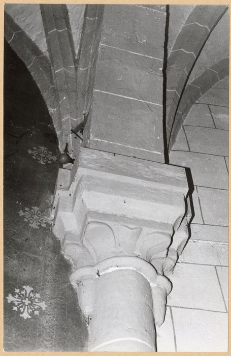 nef, détail d’un chapiteau sculpté