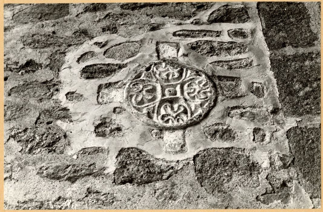 bas-relief en réemploi dans le mur nord du clocher-porche