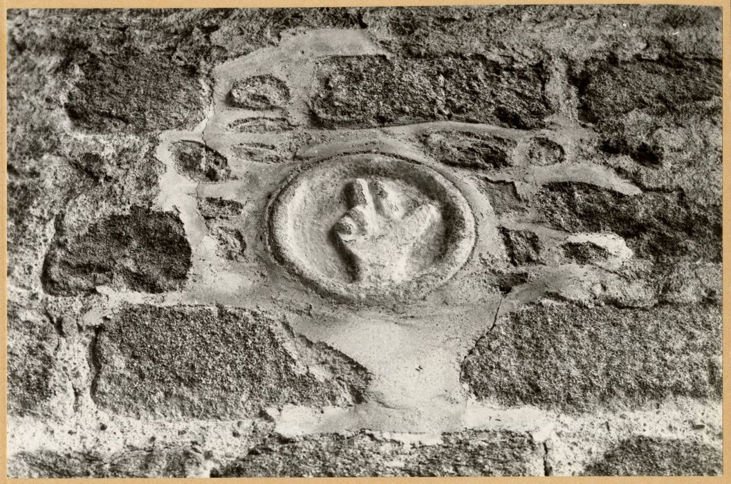 bas-relief en réemploi dans le mur sud du clocher-porche