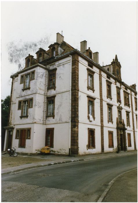 pavillon ouest du pavillon des officiers, façades sur rue, vue partielle