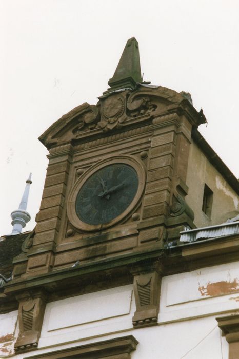 pavillon ouest du pavillon des officiers, détail du fronton à horloge