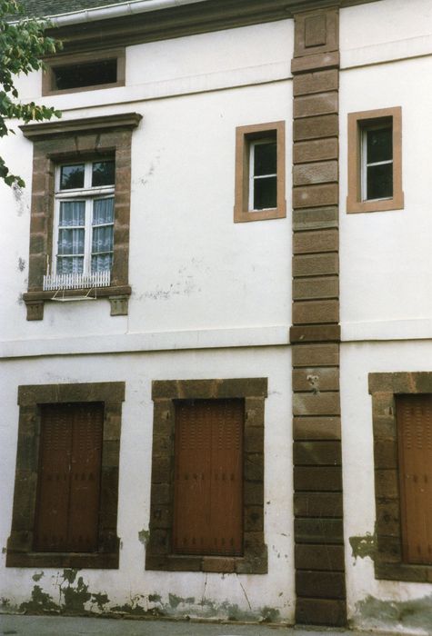 façade sur rue, vue partielle