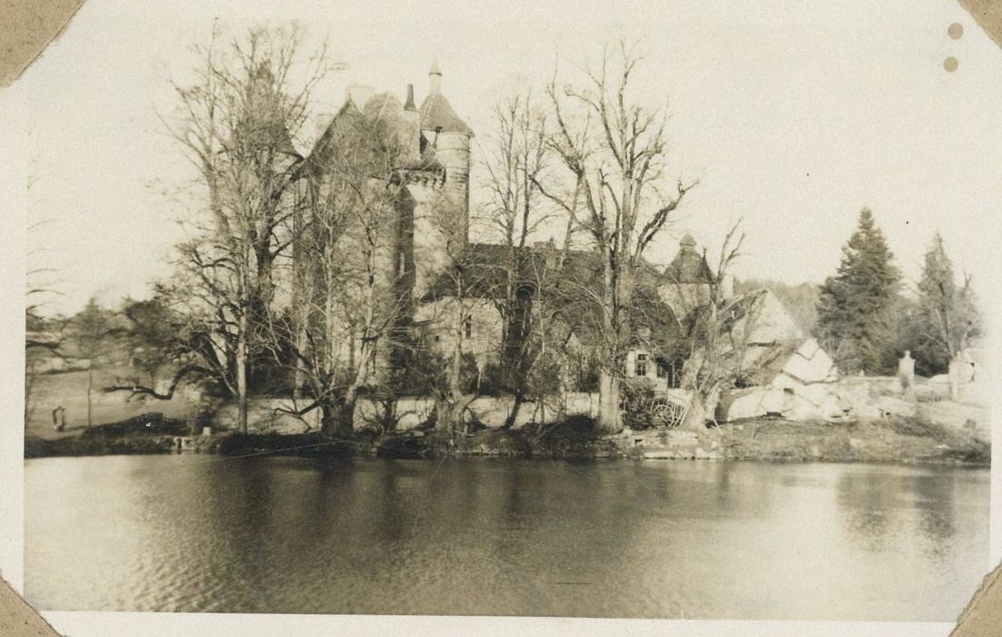 vue partielle du château dans son environnement depuis le Sud