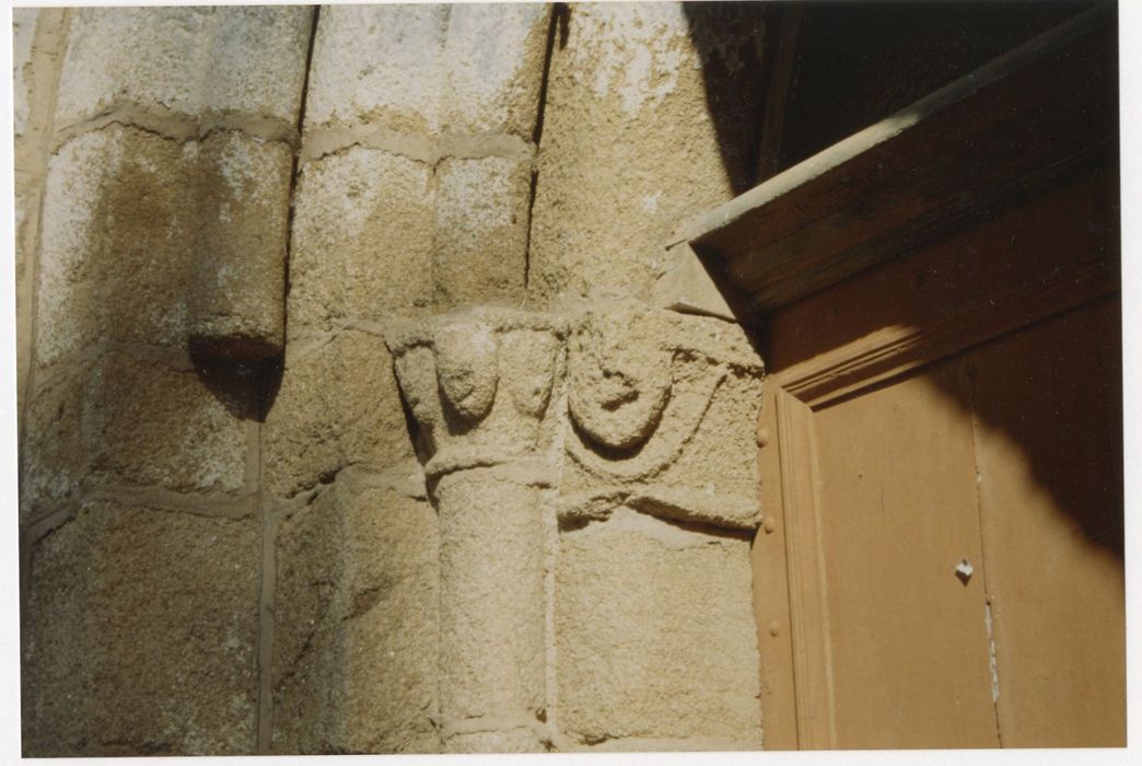 portail d’accès ouest, détail d’un chapiteau sculpté