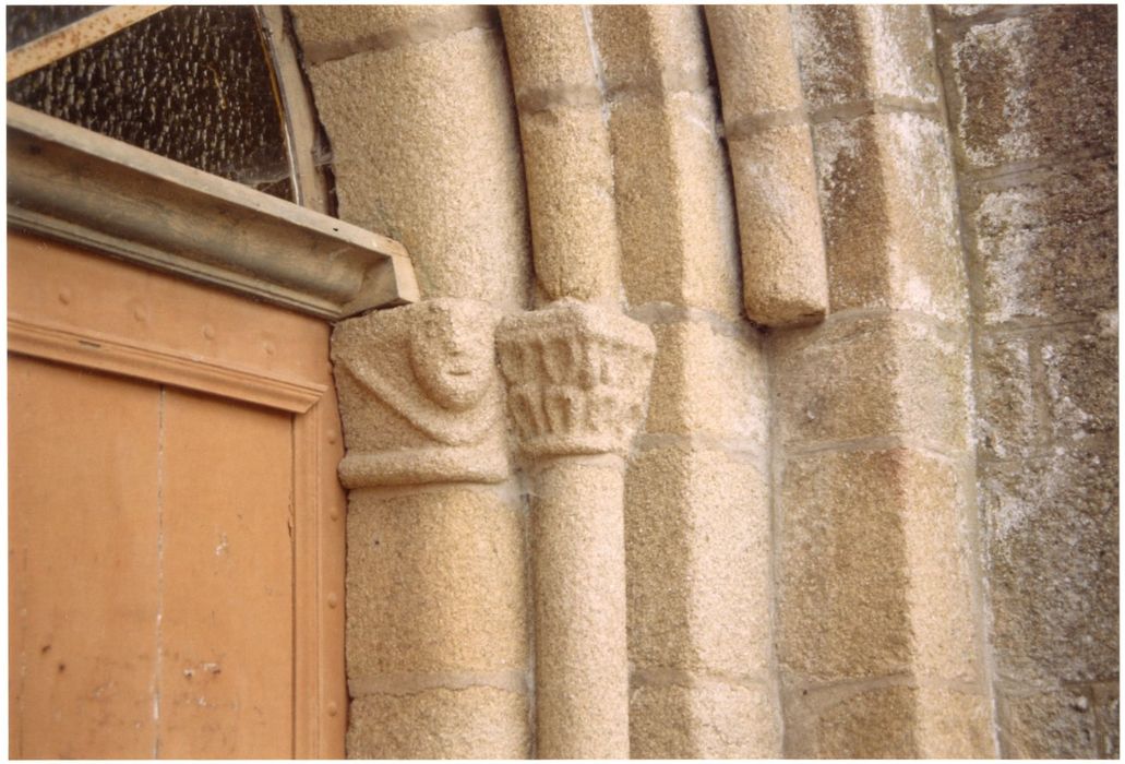 portail d’accès ouest, détail d’un chapiteau sculpté